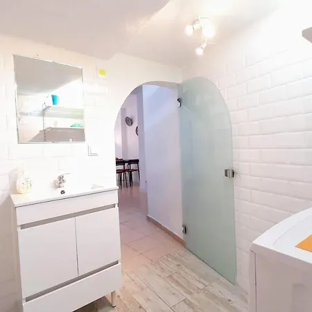 Happy Terrace Downtown Tiny House 100% Portuguese פארו