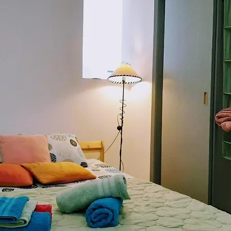 Semesterbostad Happy Terrace Downtown Tiny House 100% Portuguese *