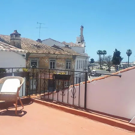 Semesterbostad Happy Terrace Downtown Tiny House 100% Portuguese *